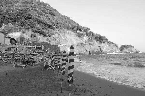 Cavour, Nearby Cinqueterre لا سبيتسْيا